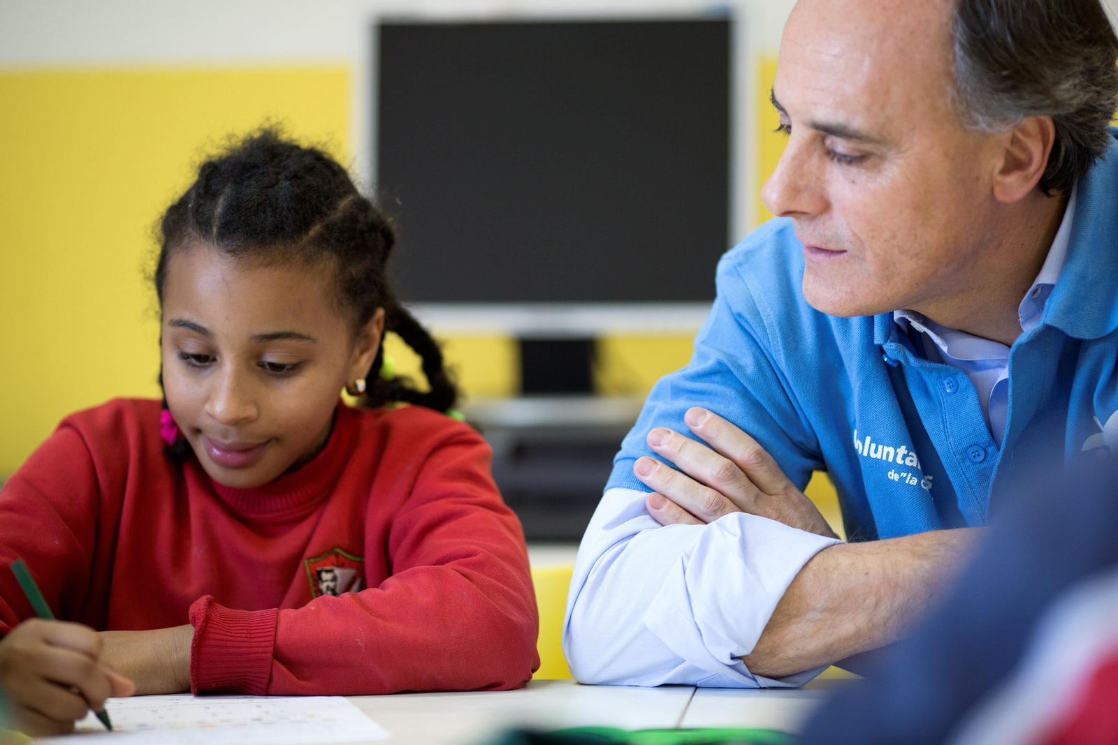 Voluntario de La Caixa impartiendo clases de refuerzo.