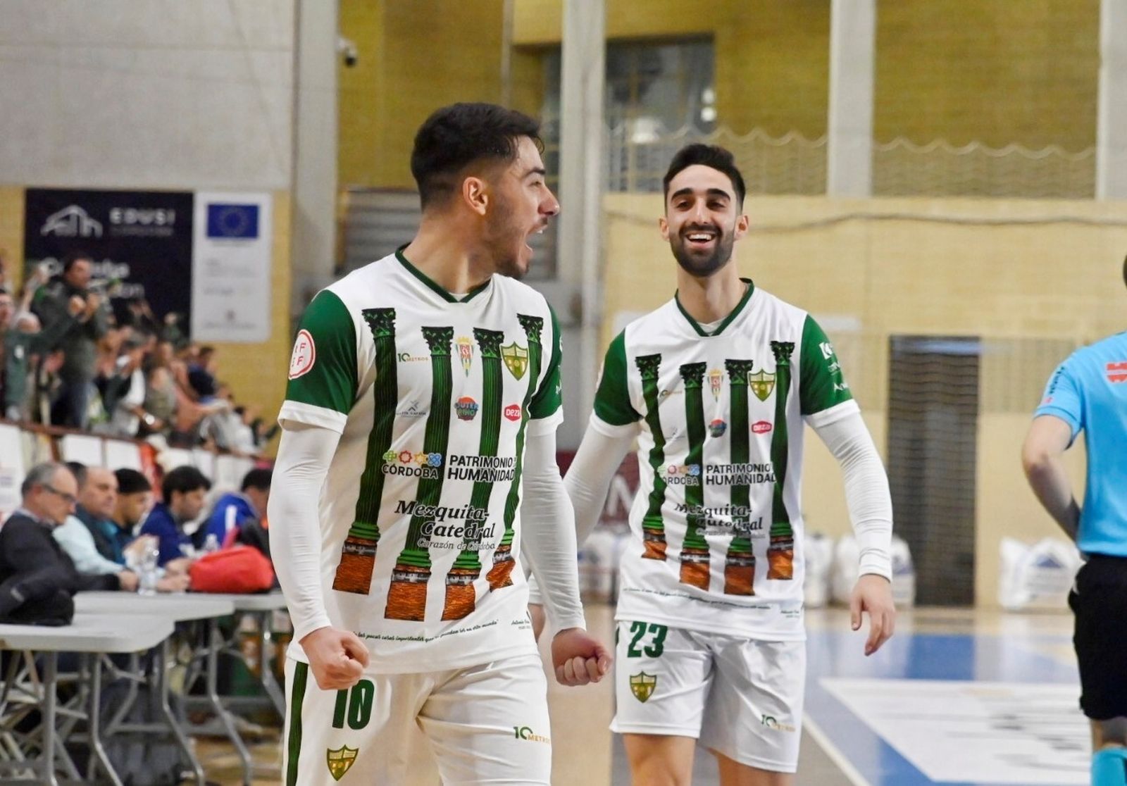 Perin celebra su gol junto a Josema.