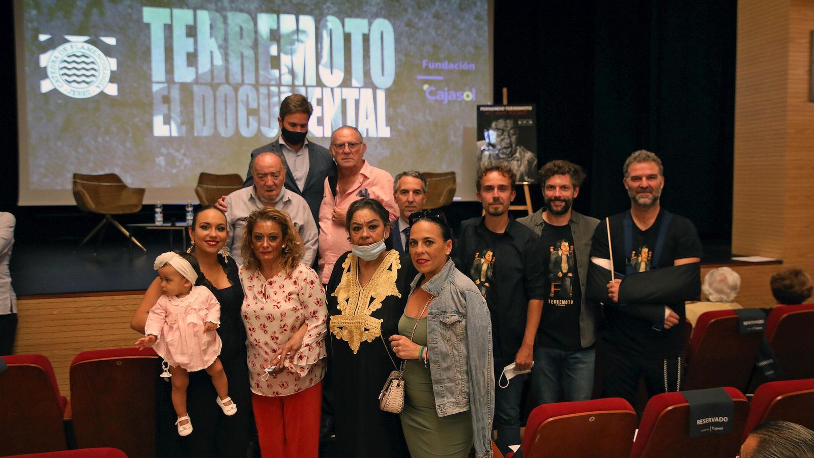 Foto de familia justo antes de proyectar el documental.