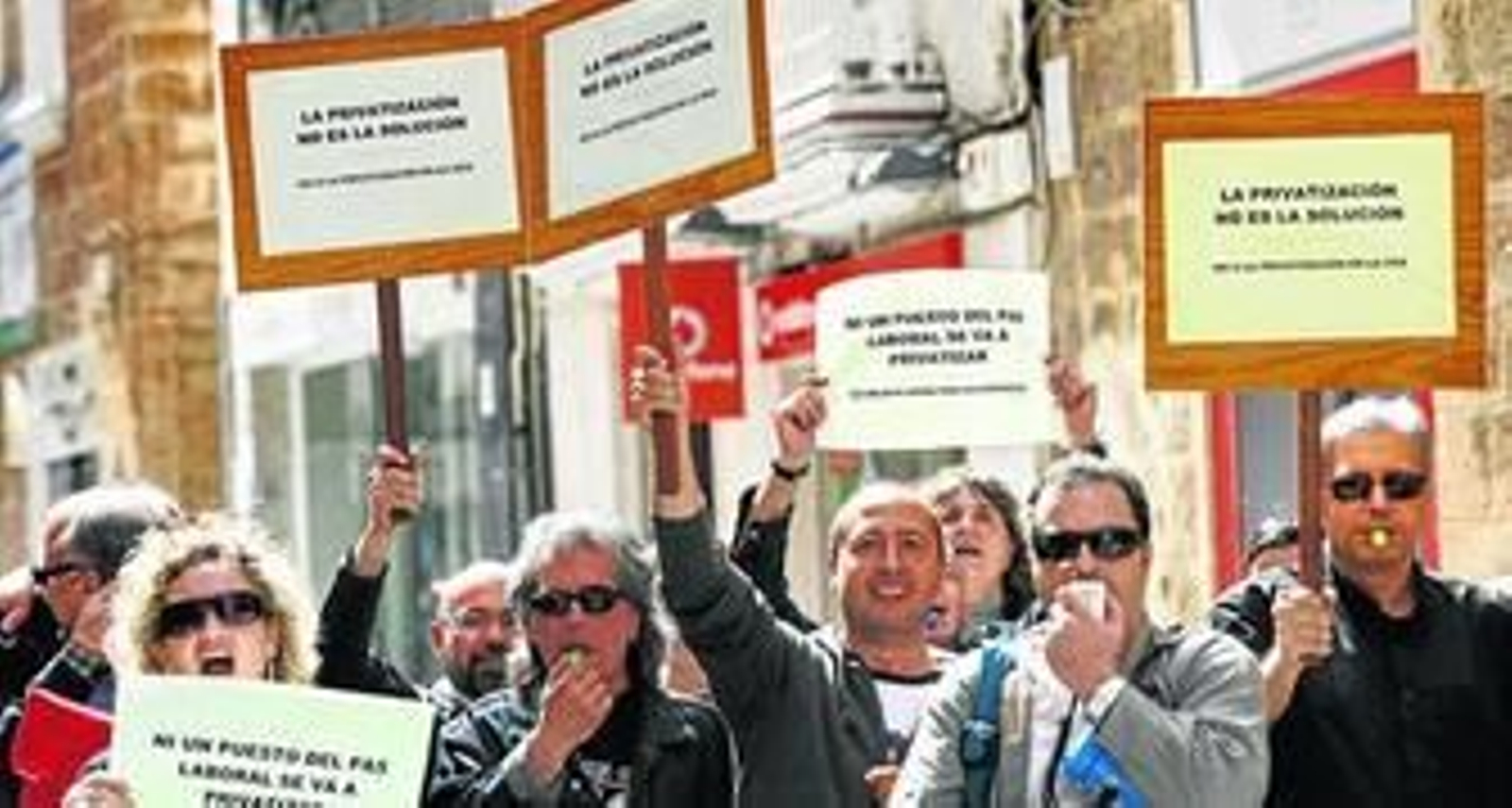 Imagen de la manifestación del personal de la UCA por las calles de Cádiz.