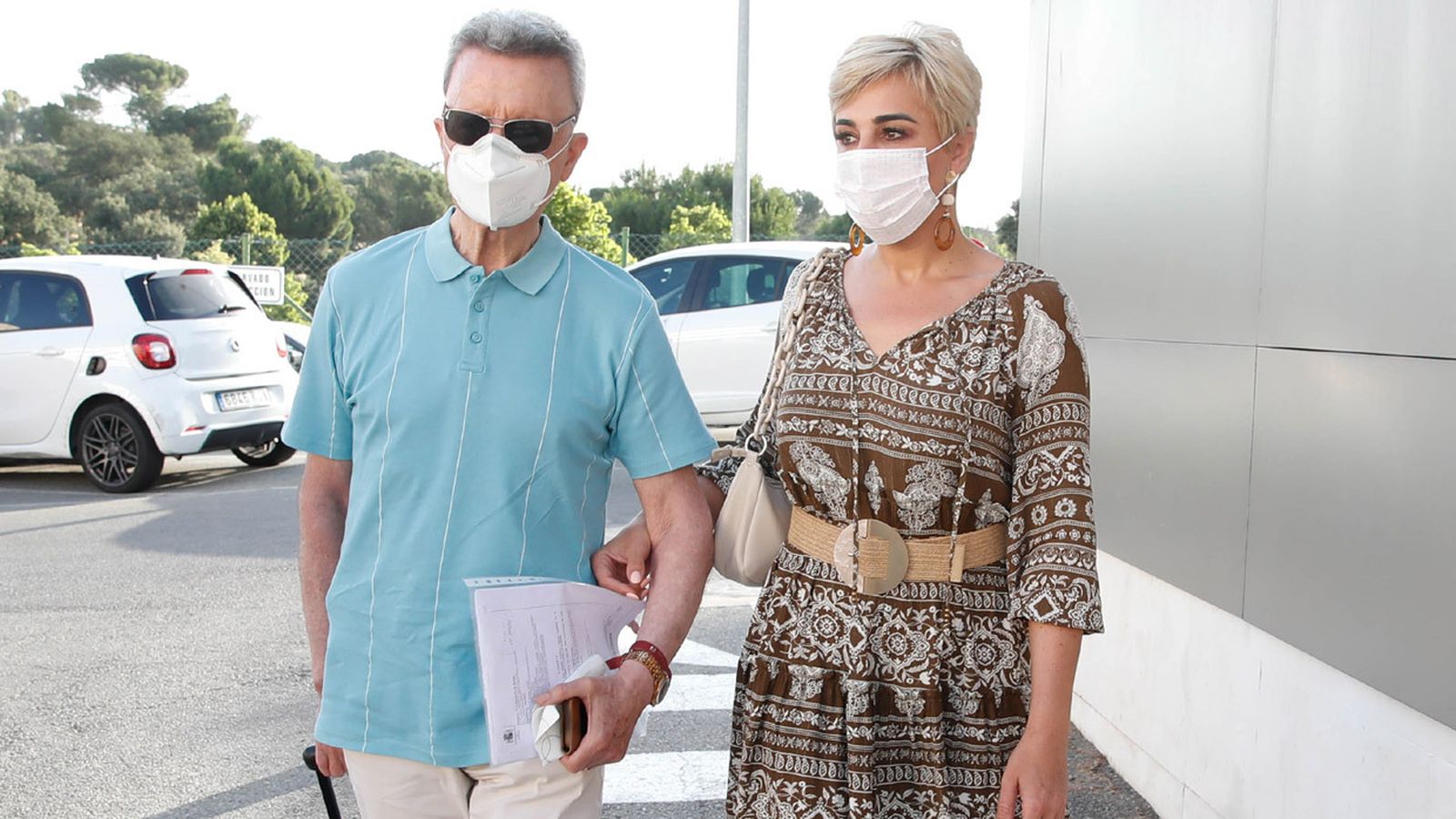 José Ortega Cano, con su esposa, Ana María Aldón, a su llegada la mañana del martes al hospital.