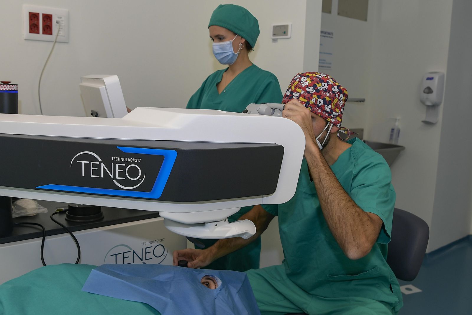 Los hermanos Gascón trabajan en el centro con la máquina de láser.