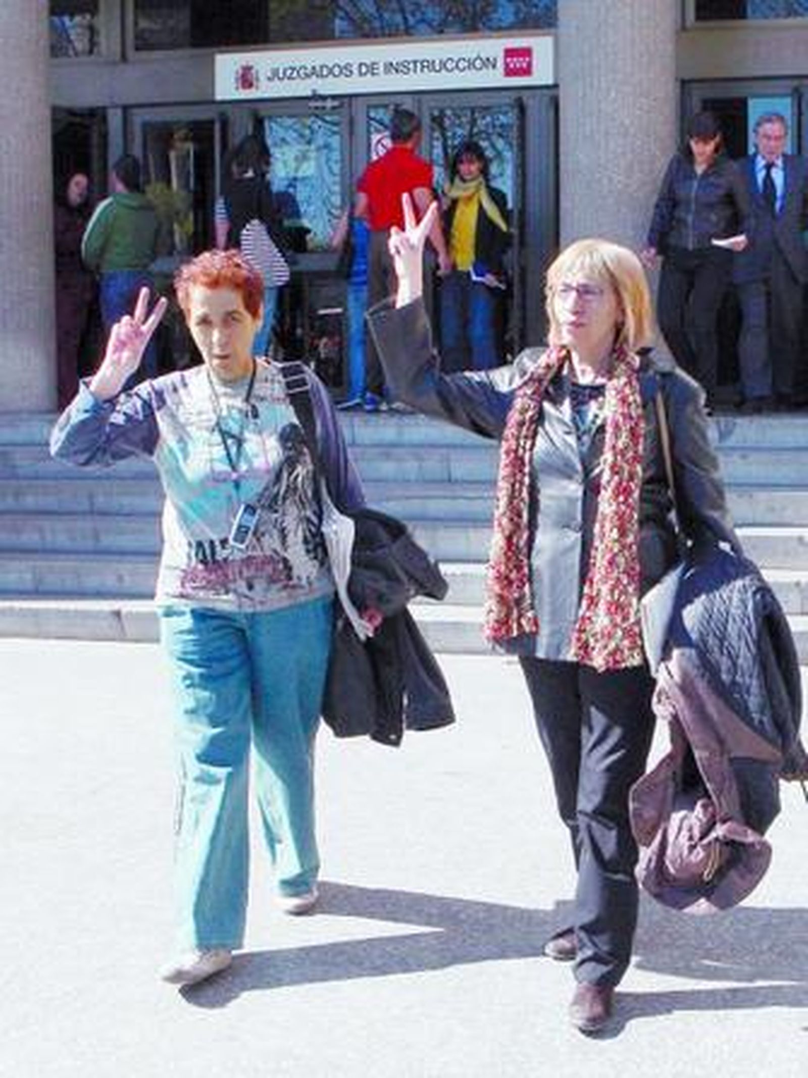 Empar Pineda y Marisa Castro, ayer, al salir del juzgado.