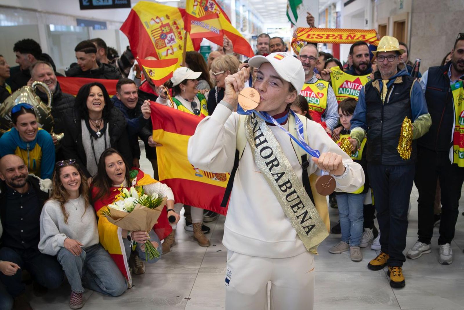 Ana Alonso besa sus medallas rodeada de sus seguidores