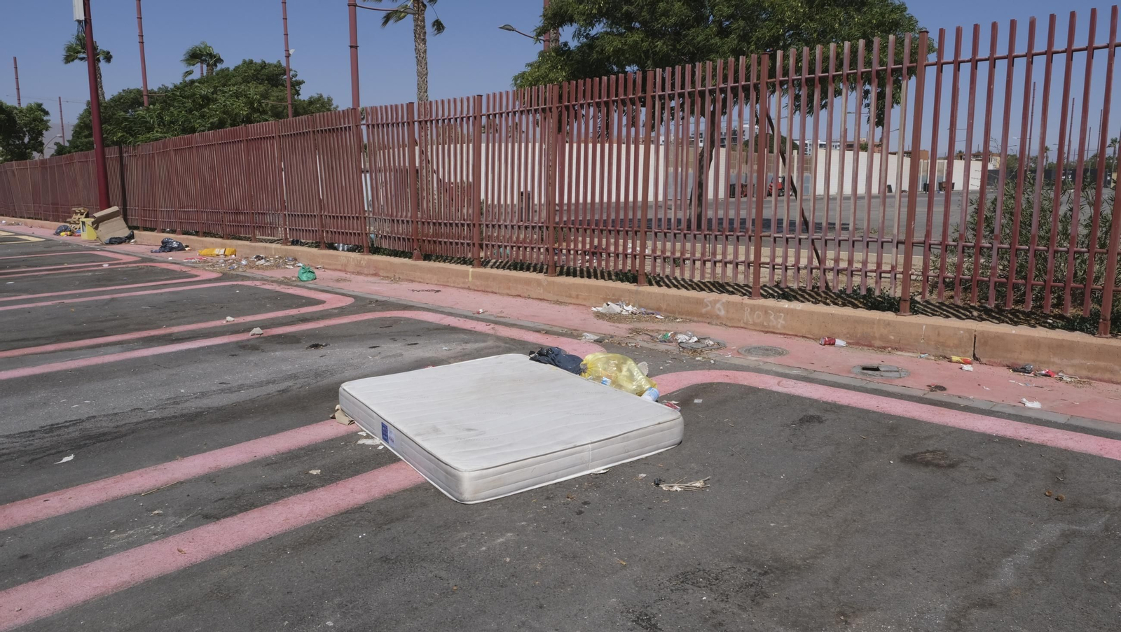 Fotos de la basura acumulada en el aparcamiento de los feriantes en la Vega de Acá