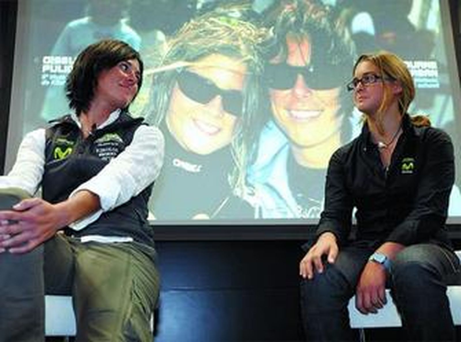 Edurne Pasabán (i) y Gisela Pulido, durante la rueda de prensa de ayer en Madrid.