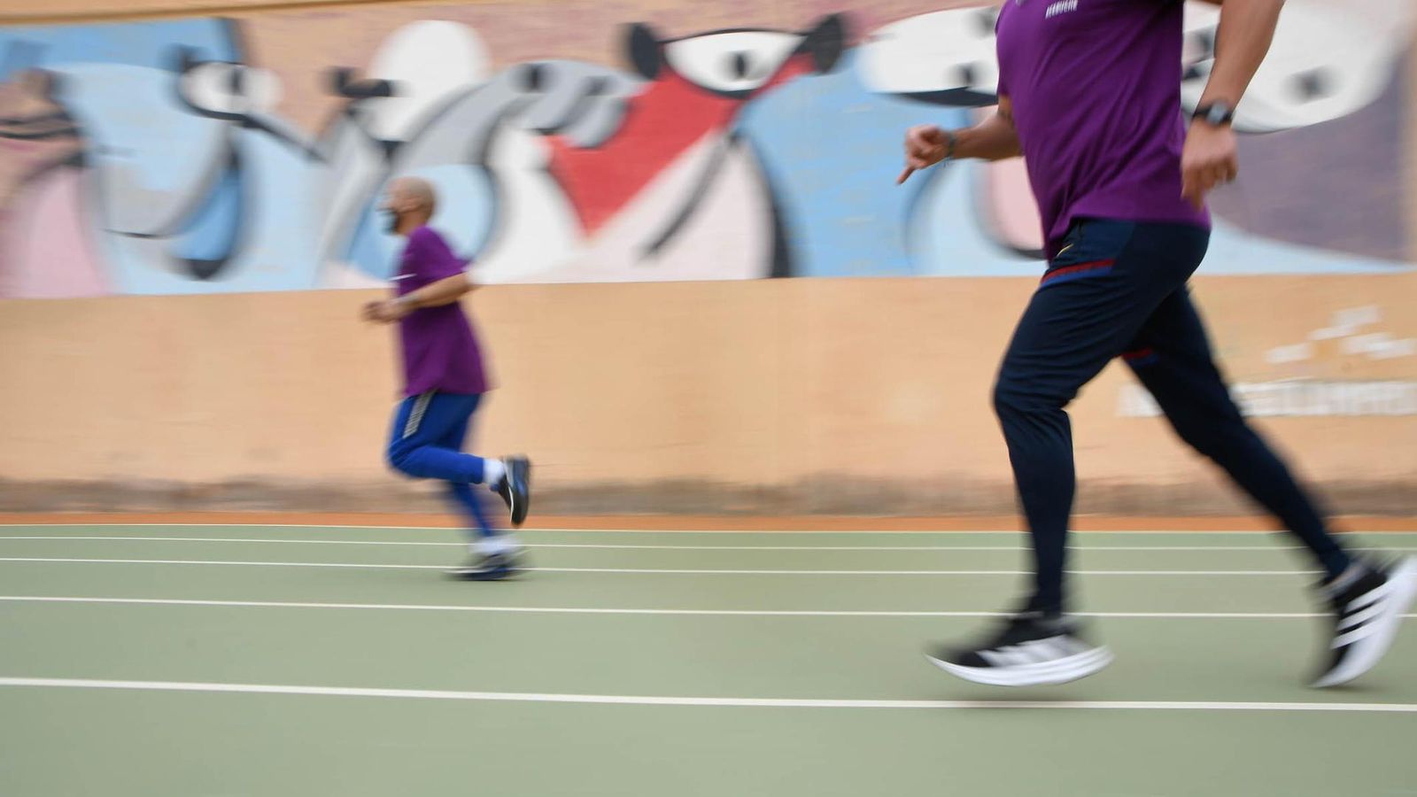 Los hombres también se han sumado a la II Carrera de la Mujer en la prisión de Almería.