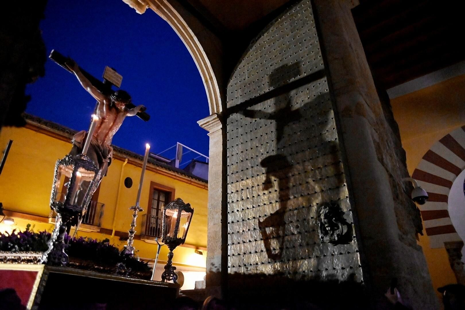 El Cristo de la Piedad preside el vía crucis de las cofradías, en imágenes