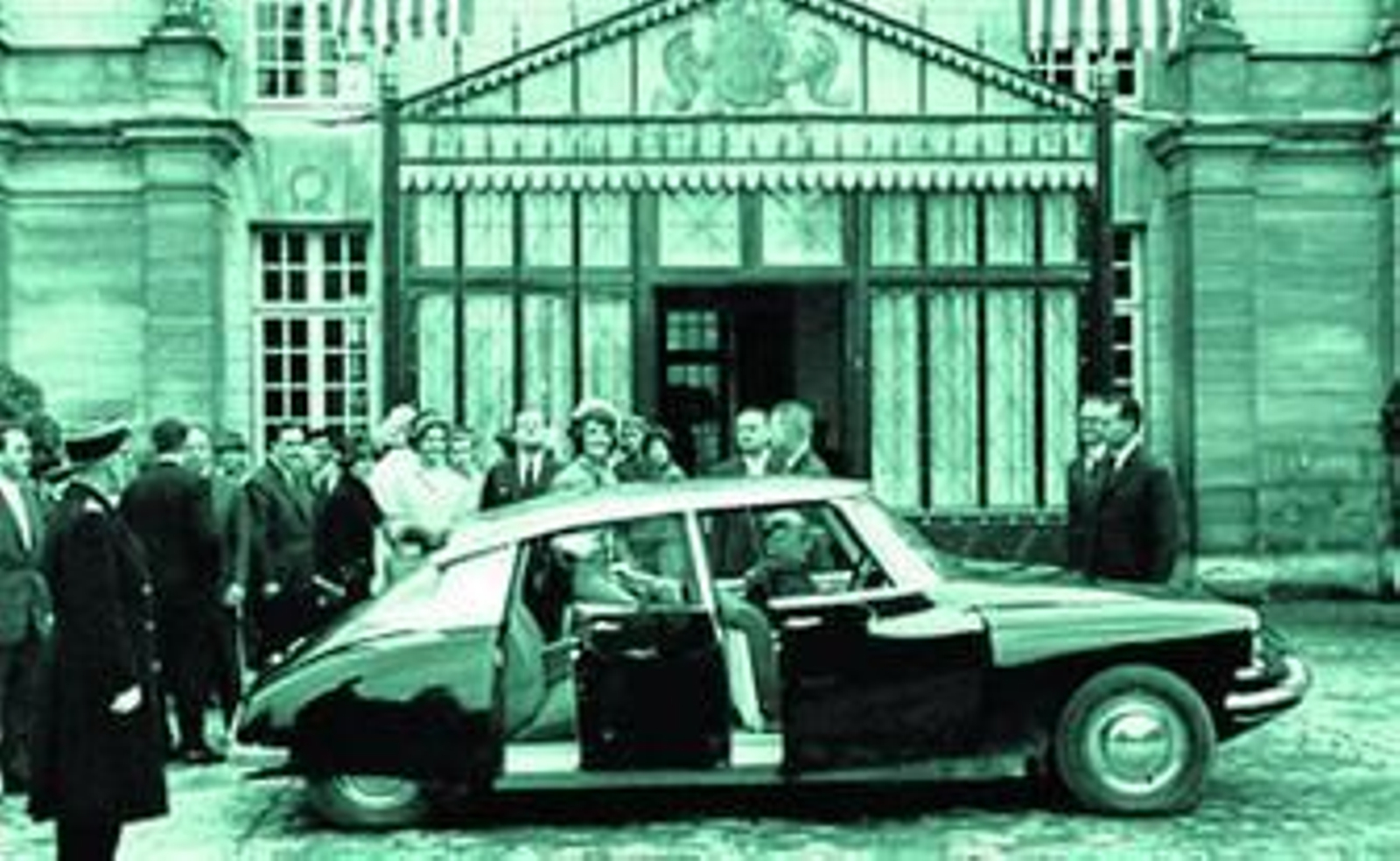 Imagen en la que se ve a Jackie Kennedy junto a su DS 'Tiburón'.