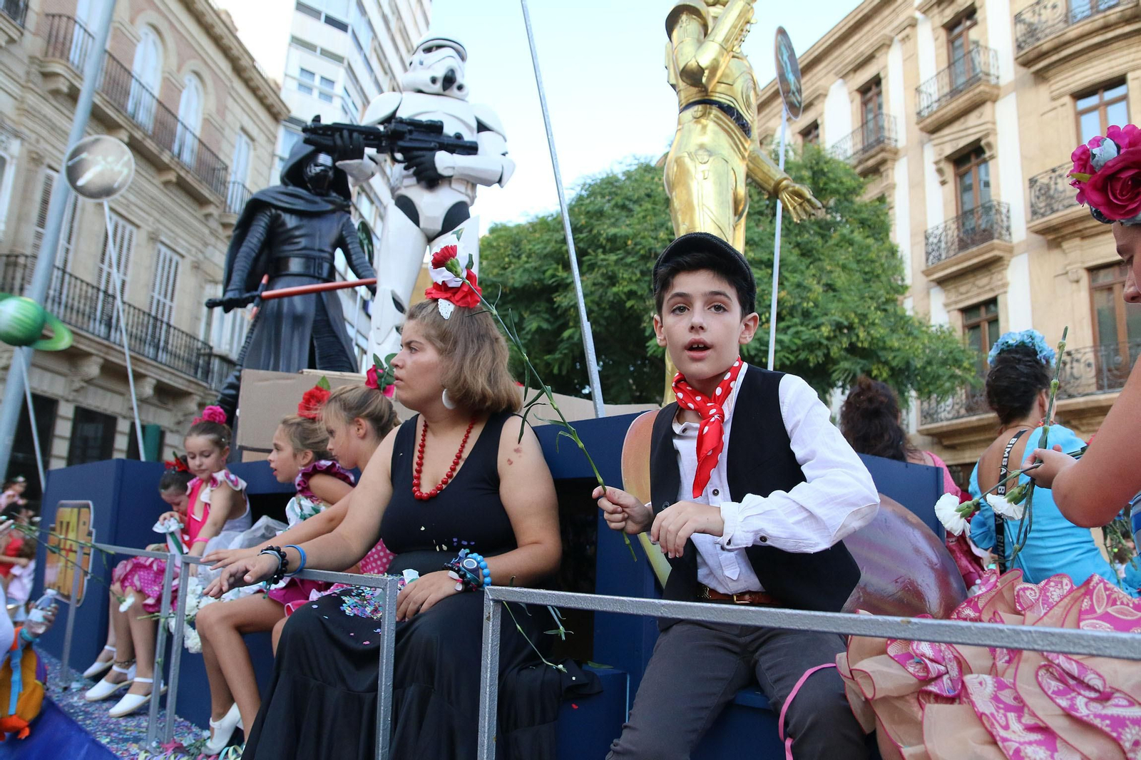 La Batalla de las Flores ha regresado inundando Almería de claveles