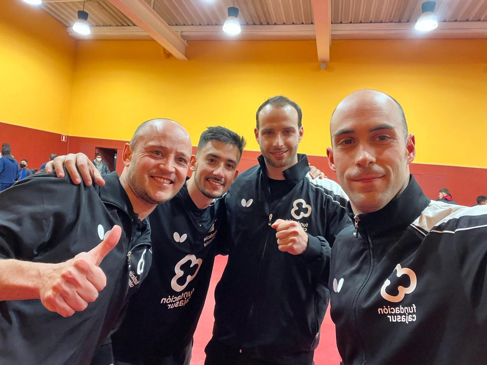 Los jugadores del Cajasur Priego celebran la victoria en la pista del Sanse.