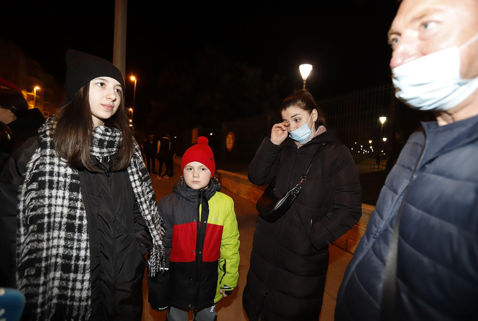 Imágenes de la emocionante llegada de los ucranianos refugiados a Huelva