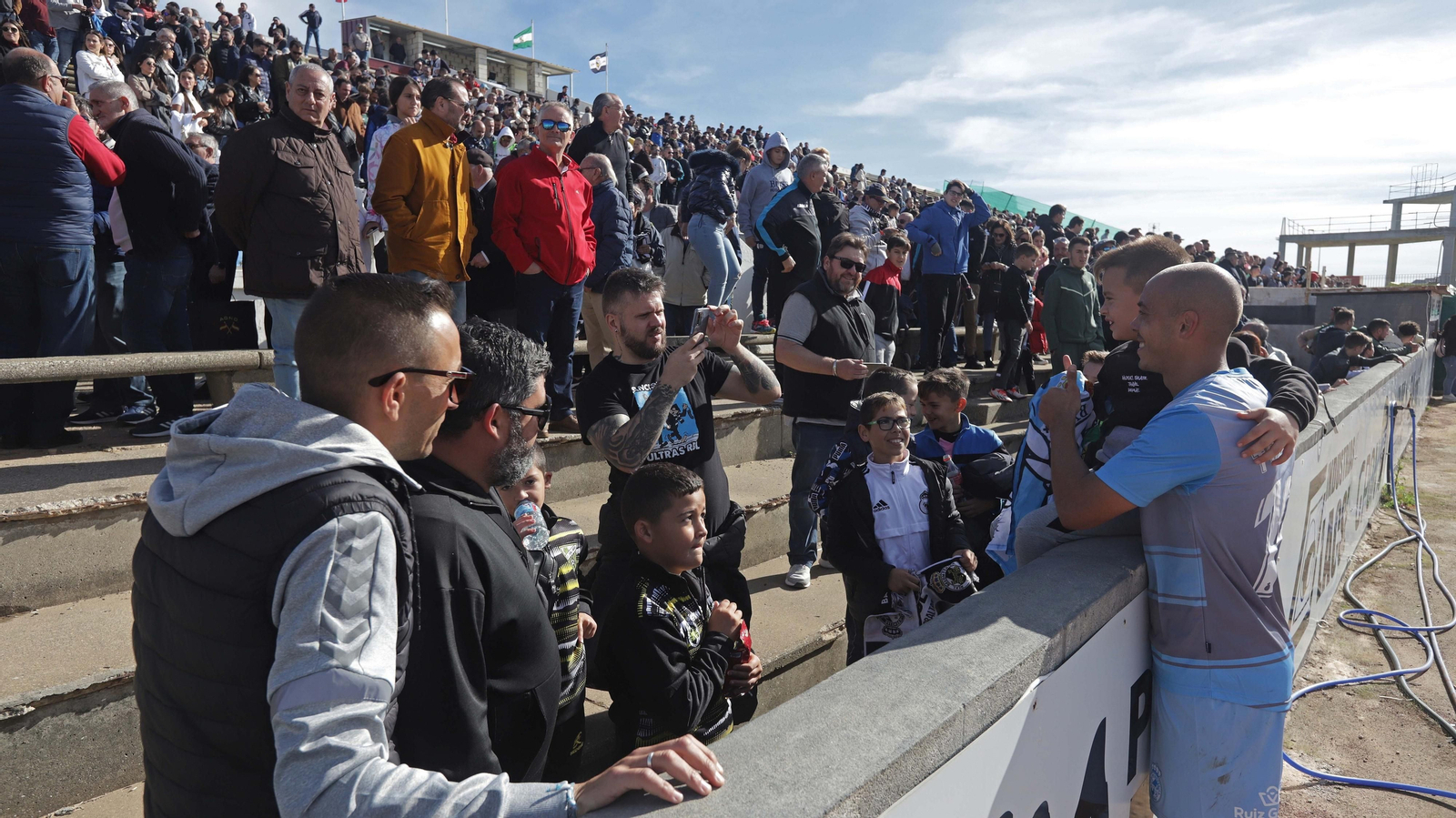 Fotos de la afición en el estadio municipal