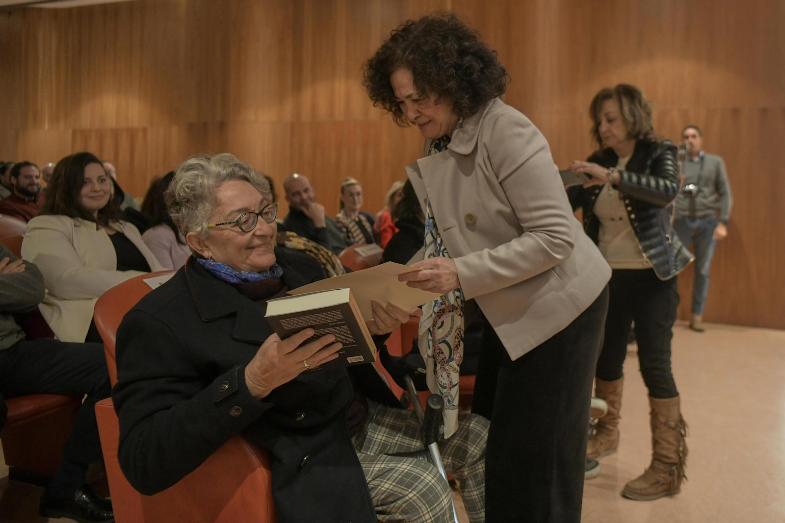 Entrega de la primera edición de los premios a los mejores trabajos fin de grado, fin de máster y tesis doctorales del ámbito de la igualdad y la inclusión en la UGR en imágenes