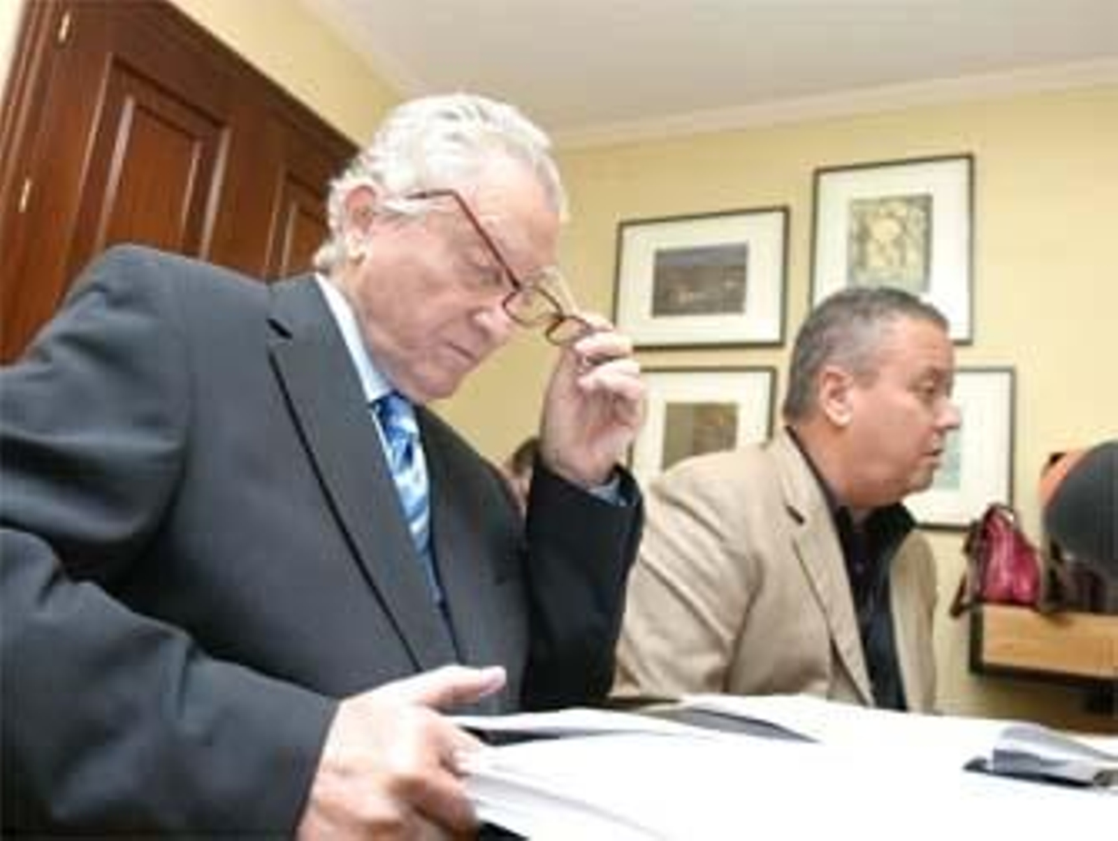 "¿Respalda usted el acuerdo del Ayuntamiento Pleno de fecha de 17 de agosto de 2005, aprobando inicialmente el PGOU de Almuñécar?"