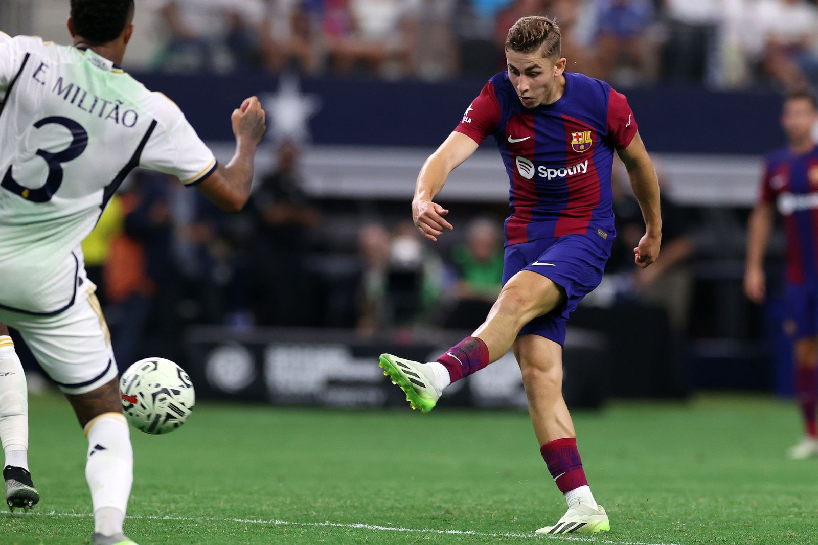 Fermín López efectúa durante el partido con el Real Madrid,