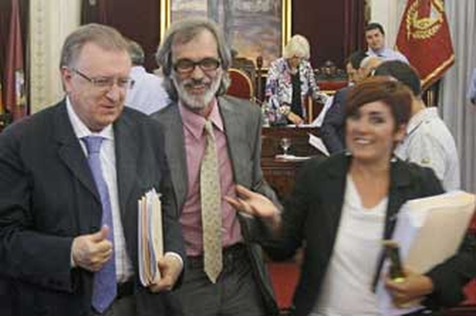 Blas Fernández, Pérez Peralta y Meléndez, sonrientes a la salida de un pleno. /Joaquín Pino