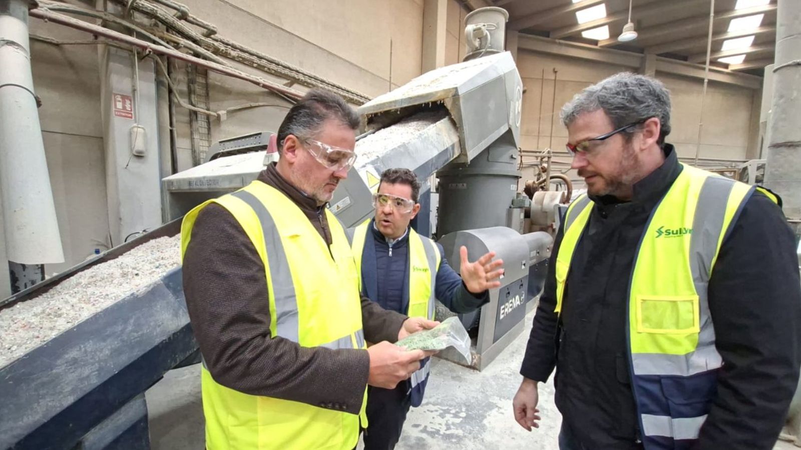 Imagen del delegado territorial Manuel Franciso García durante su visita a la planta