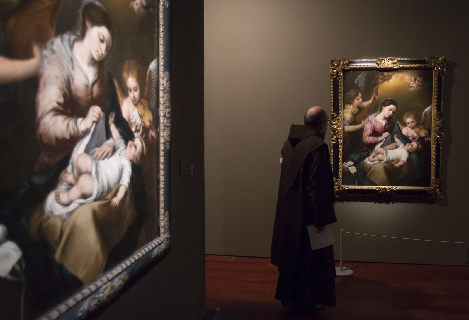 Un carmelita observa 'La Virgen de la Faja' de Murillo, a la que precede la versión