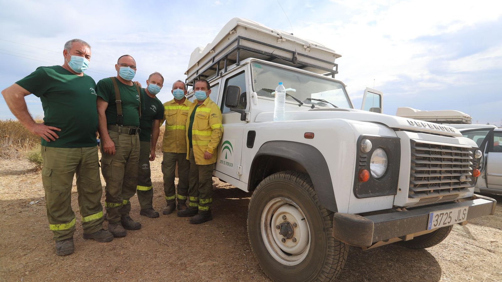 Varios profesionales del Infoca que dejaron ayer el dispositivo onubense para regresar a sus casas.