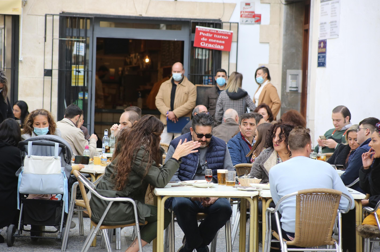 Puente de la Constitución,El centro de Jerez  llena de publico sus bares y terrazas
