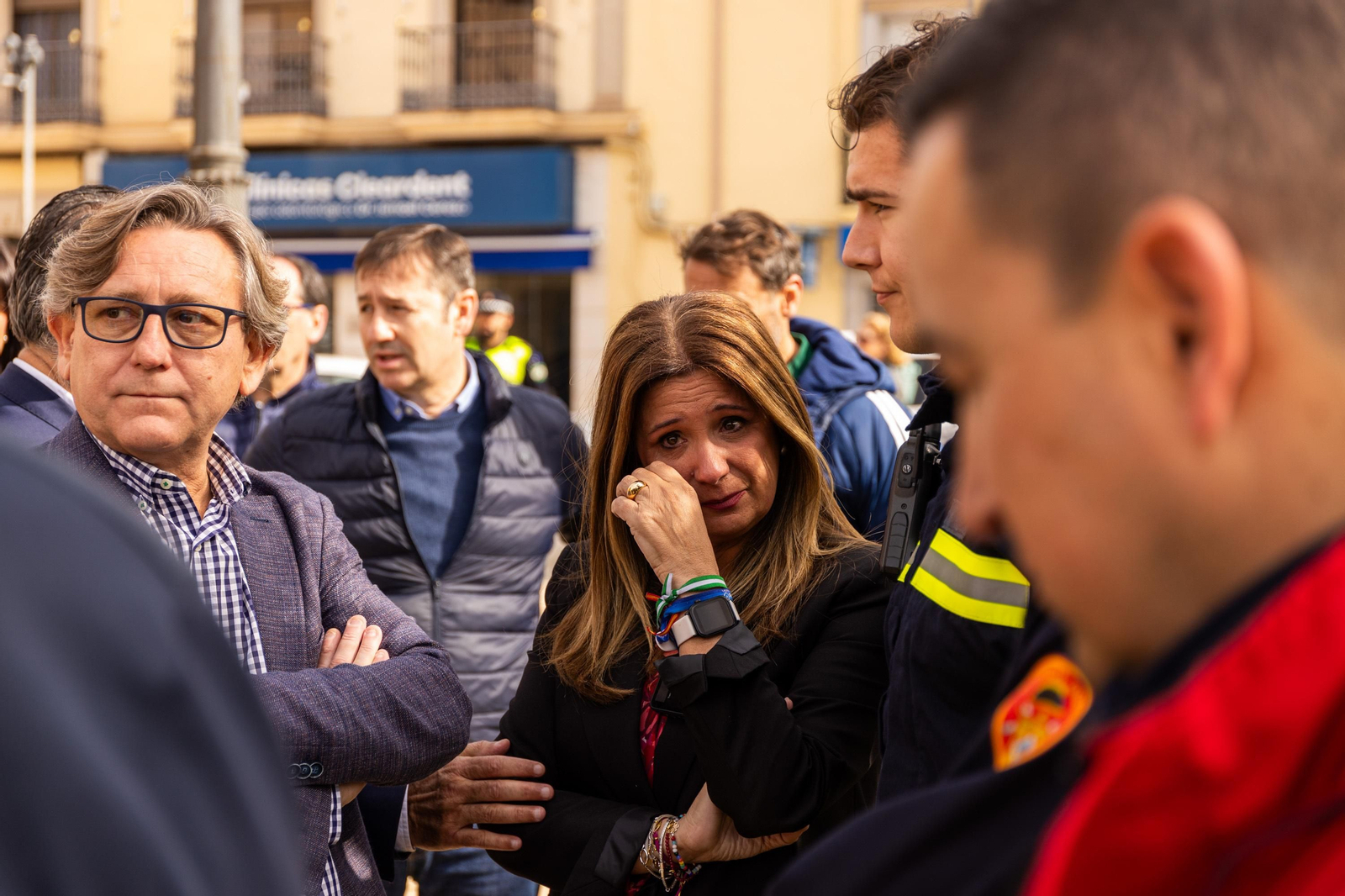 Decenas de linarenses guardan un minuto de silencio por la niña fallecida a causa del incendio en los Arrayanes.