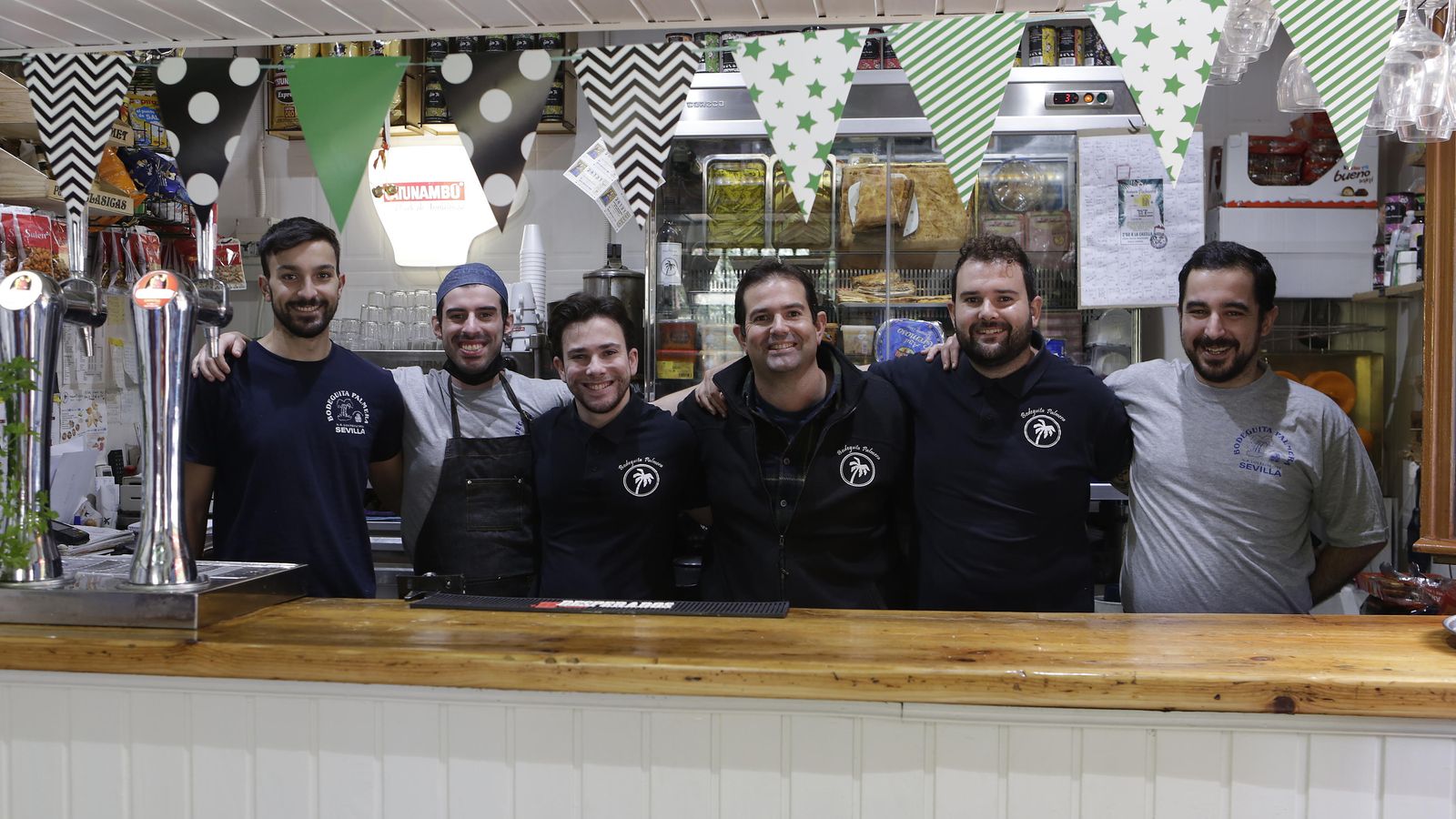 Los Torrado con el equipo de trabajadores de Bodeguita Palmera.