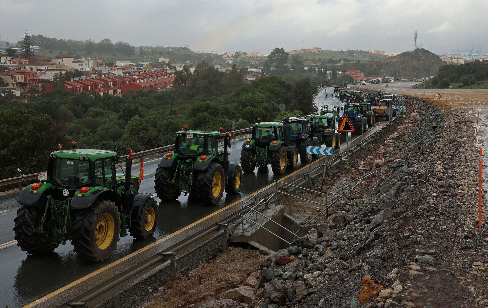El corte del acceso sur de Algeciras por los tractoristas de Cádiz, en imágenes