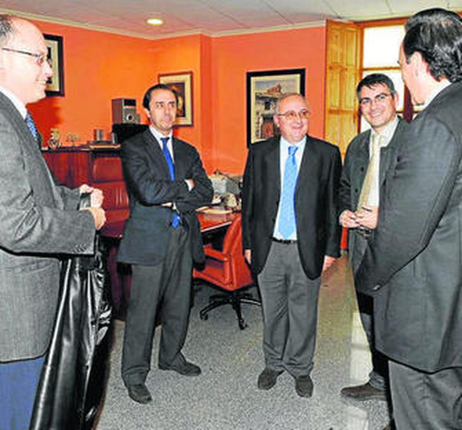 Representantes de la UCO y del ayuntamiento durante la reunión.