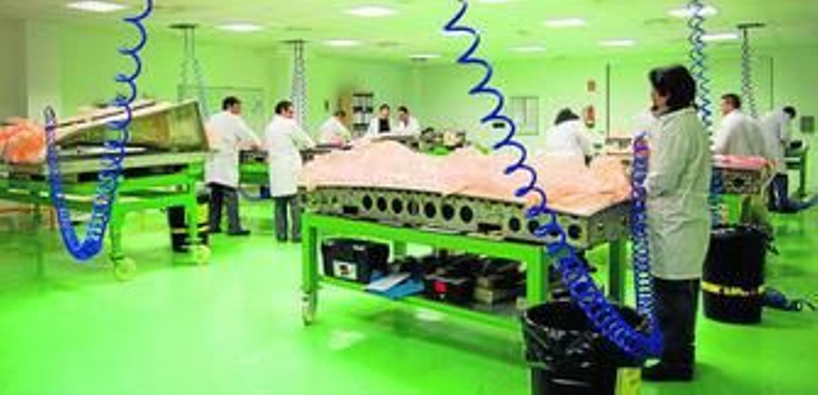 Ejecución de trabajos en el interior de la fábrica de la tecnológica gaditana Carbures.