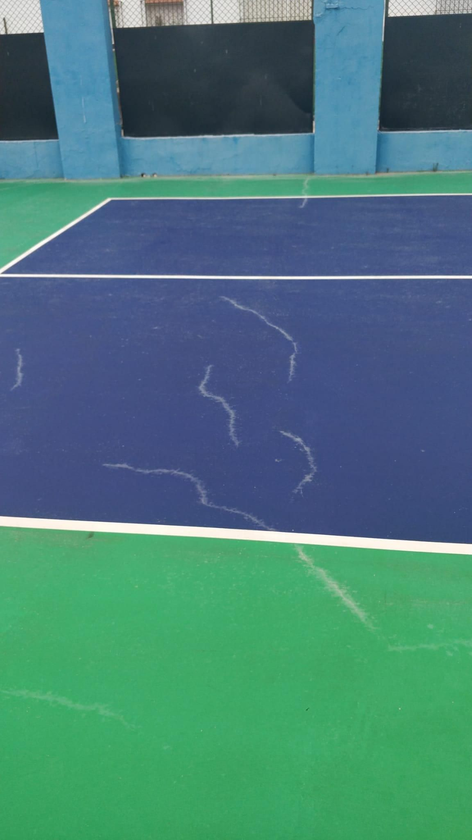 Fisuras en las pistas deportivas.