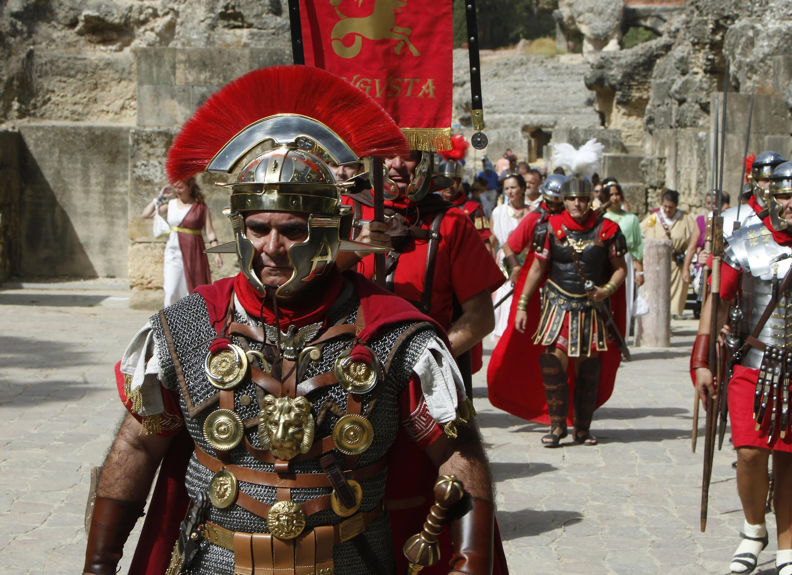 Vestidos de romanos para reivindicar que Itálica sea Patrimonio de la Humanidad