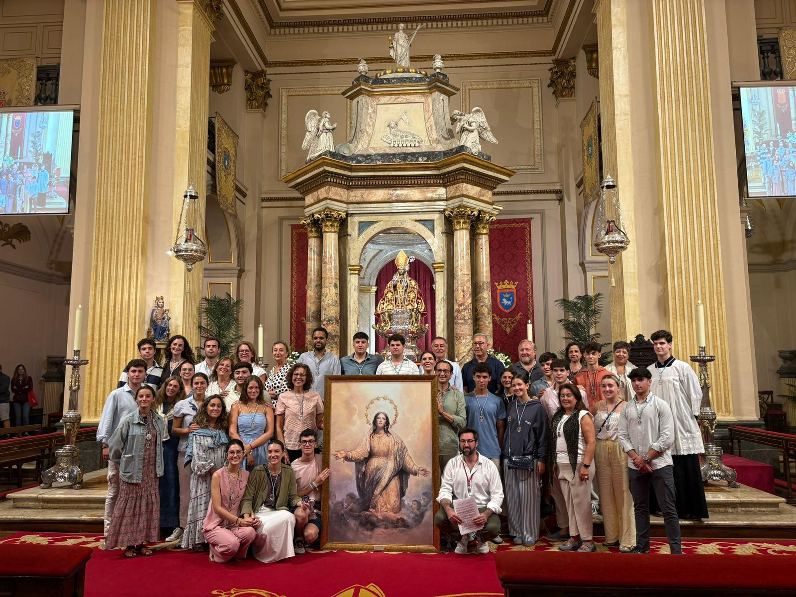 Los jóvenes asuncionistas entregan el cuadro de la Asunción de Cantillana.