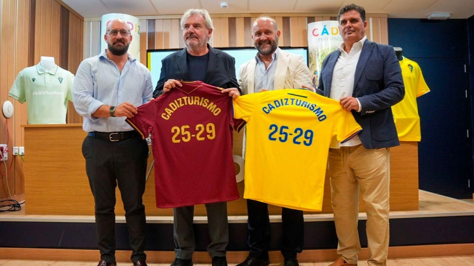 El alcalde portuense, junto a los directivos del Cádiz F.F. en una reciente acto.