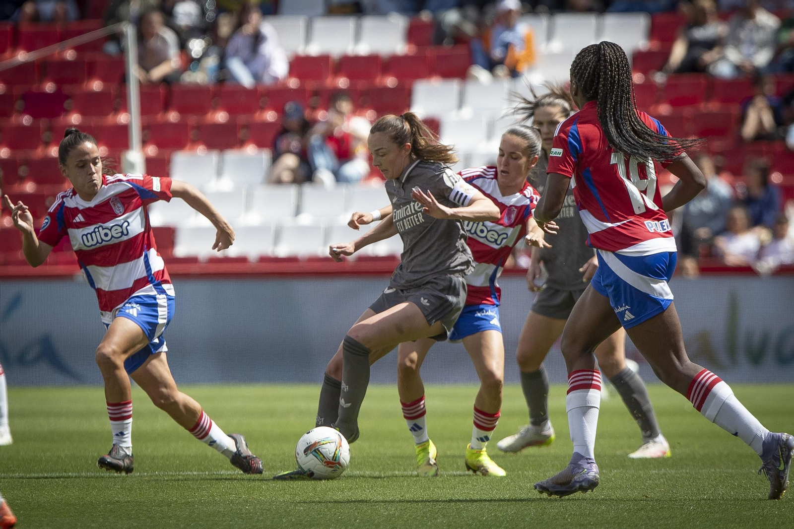 Weir, rodeada por varias jugadoras del Granada
