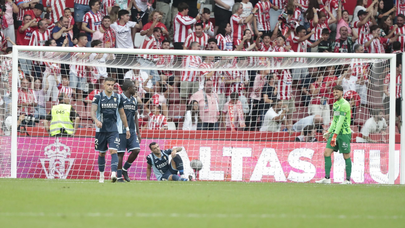 Álex Martín, Carlos Marín, Fomeyem y Carlos Isaac, abatidos tras el 2-1.