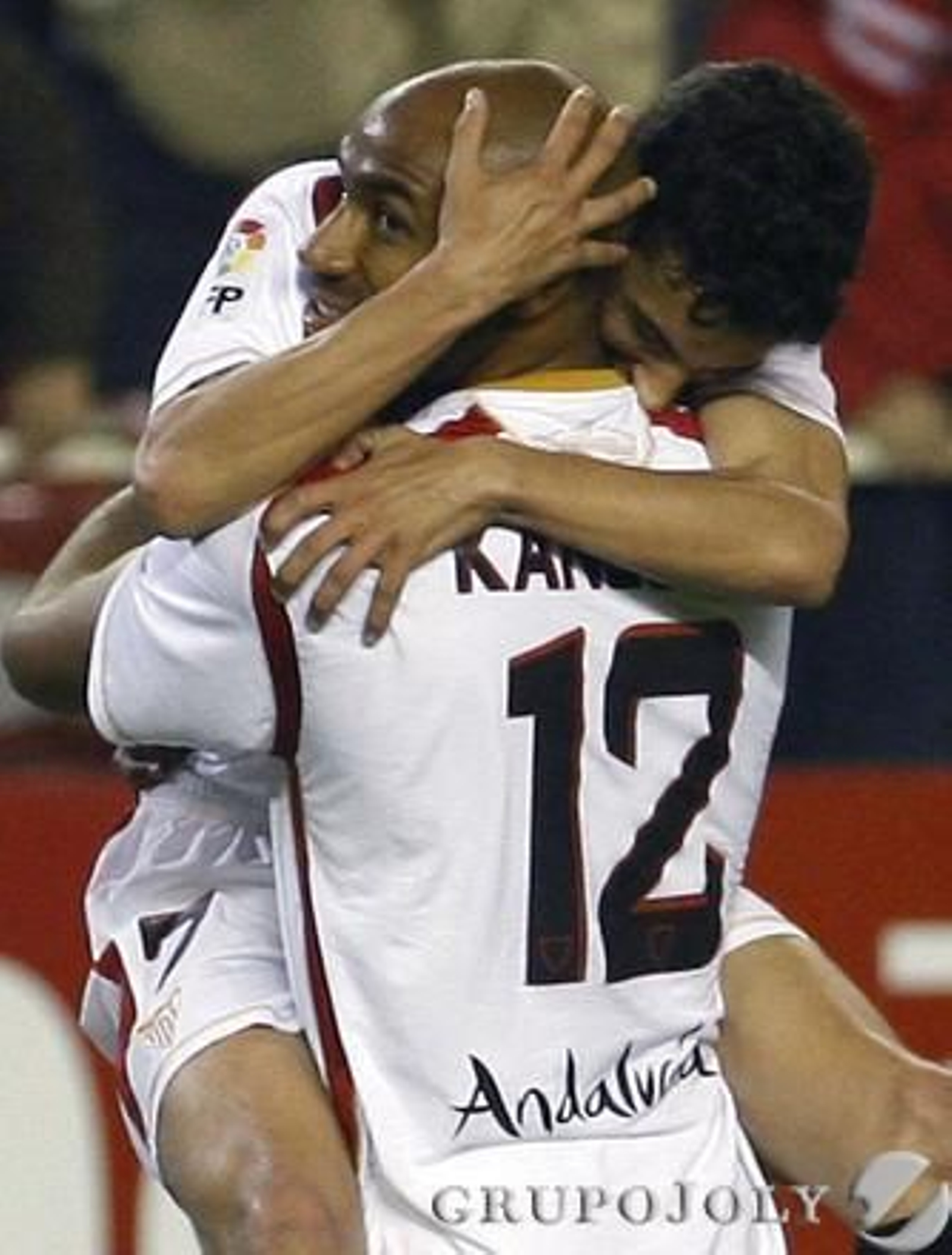 Celebrando un gol con otro grande del sevillismo, Frederic Kanoute.

Foto: EFE