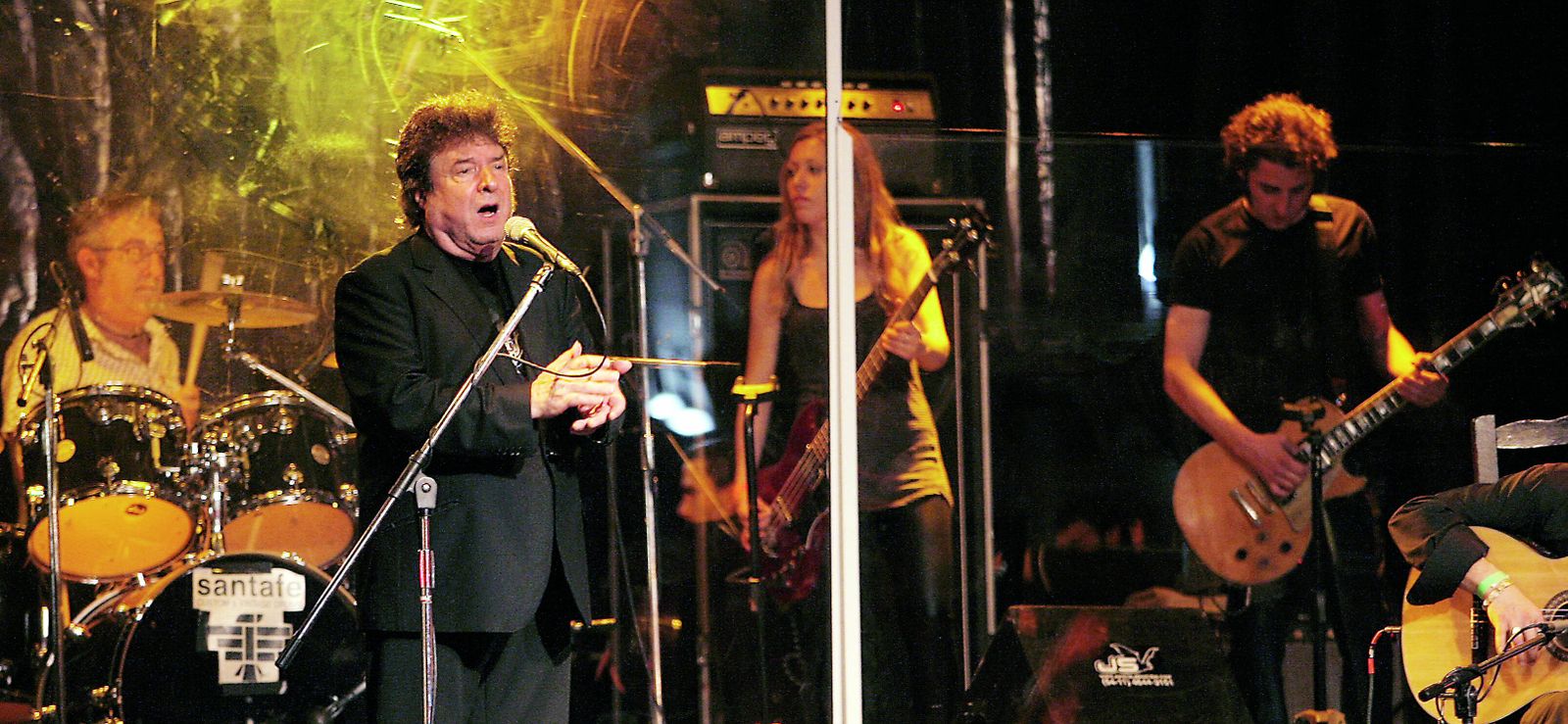 El artista granadino junto a Lagartija Nick en un concierto