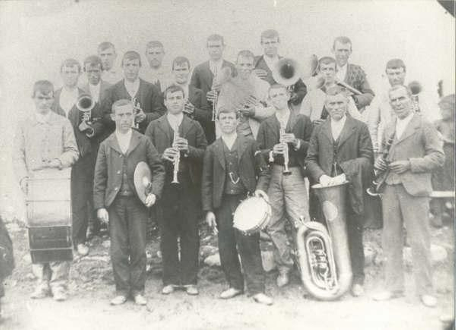 La banda hacia 1890.