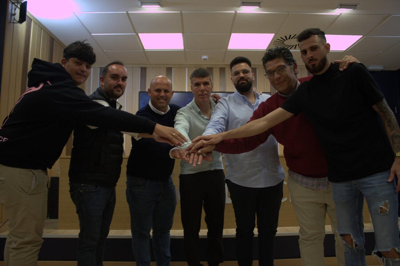 Una imagen tras la firma del convenio.