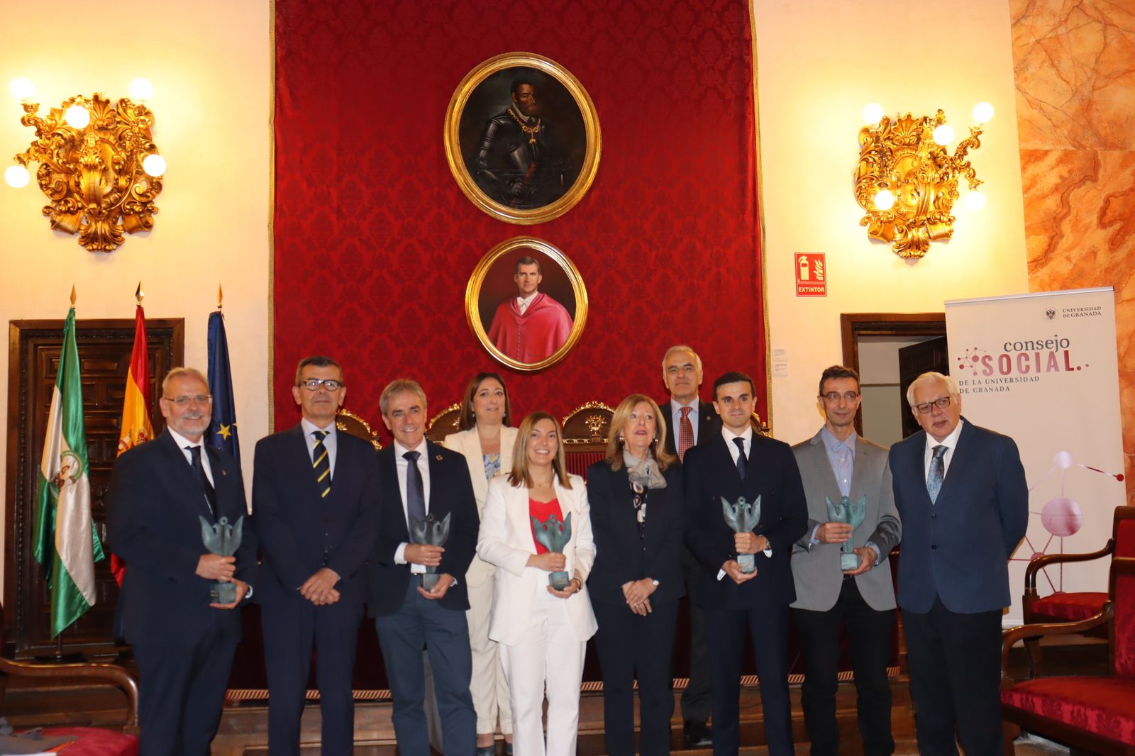Foto de familia de los premiados.