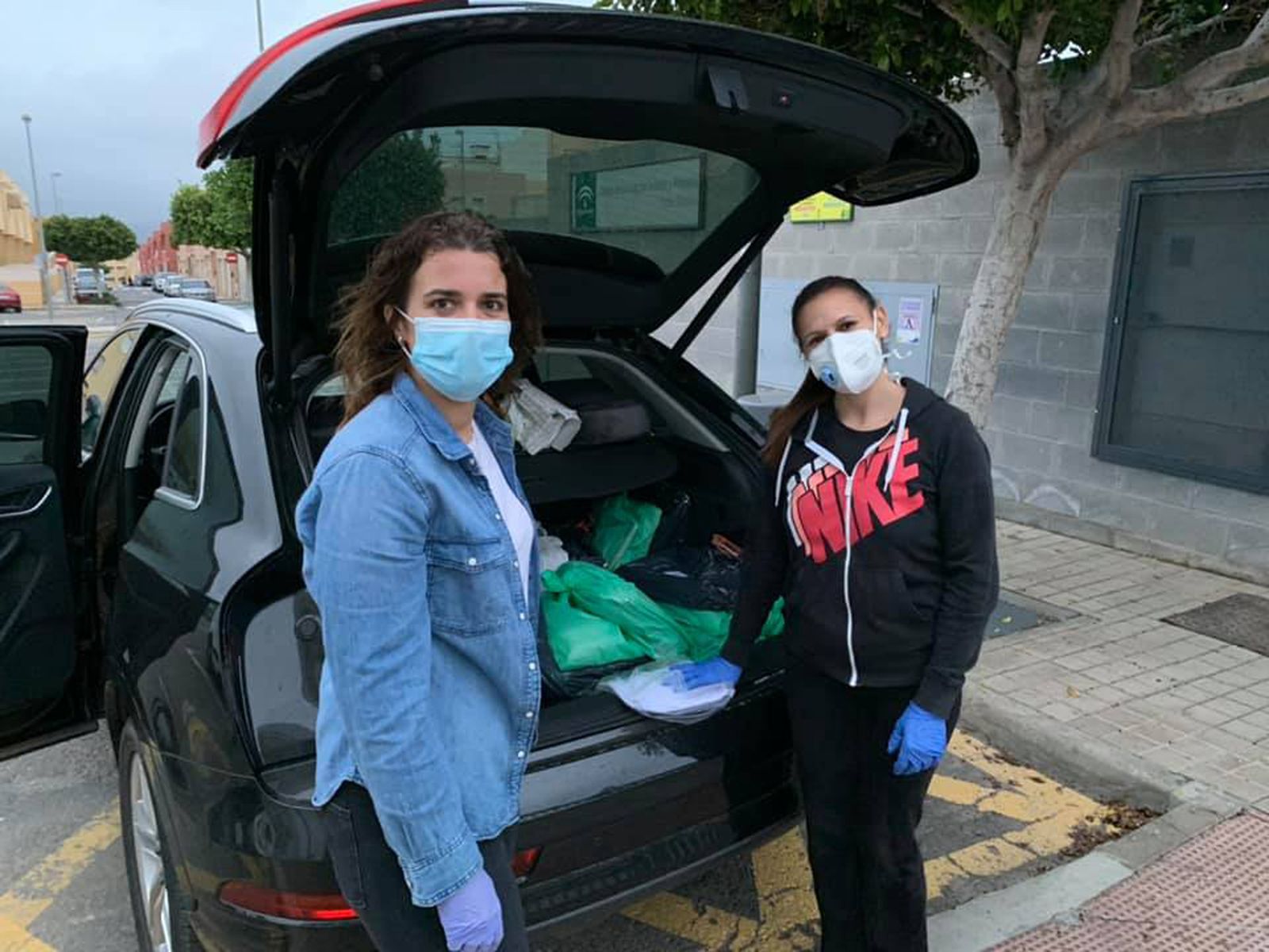 Alcaldesa de Benahadux y una maestra del colegio durante el reparto de libros.