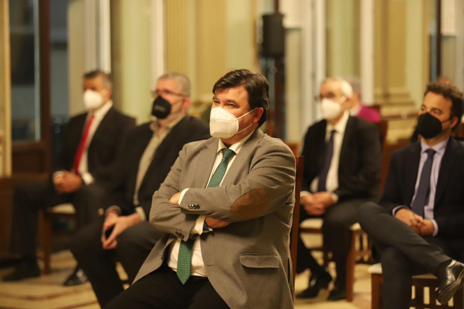 Imágenes de la presentación de la nueva saya y candelabros de cola de la Hermandad de Los Estudiantes.