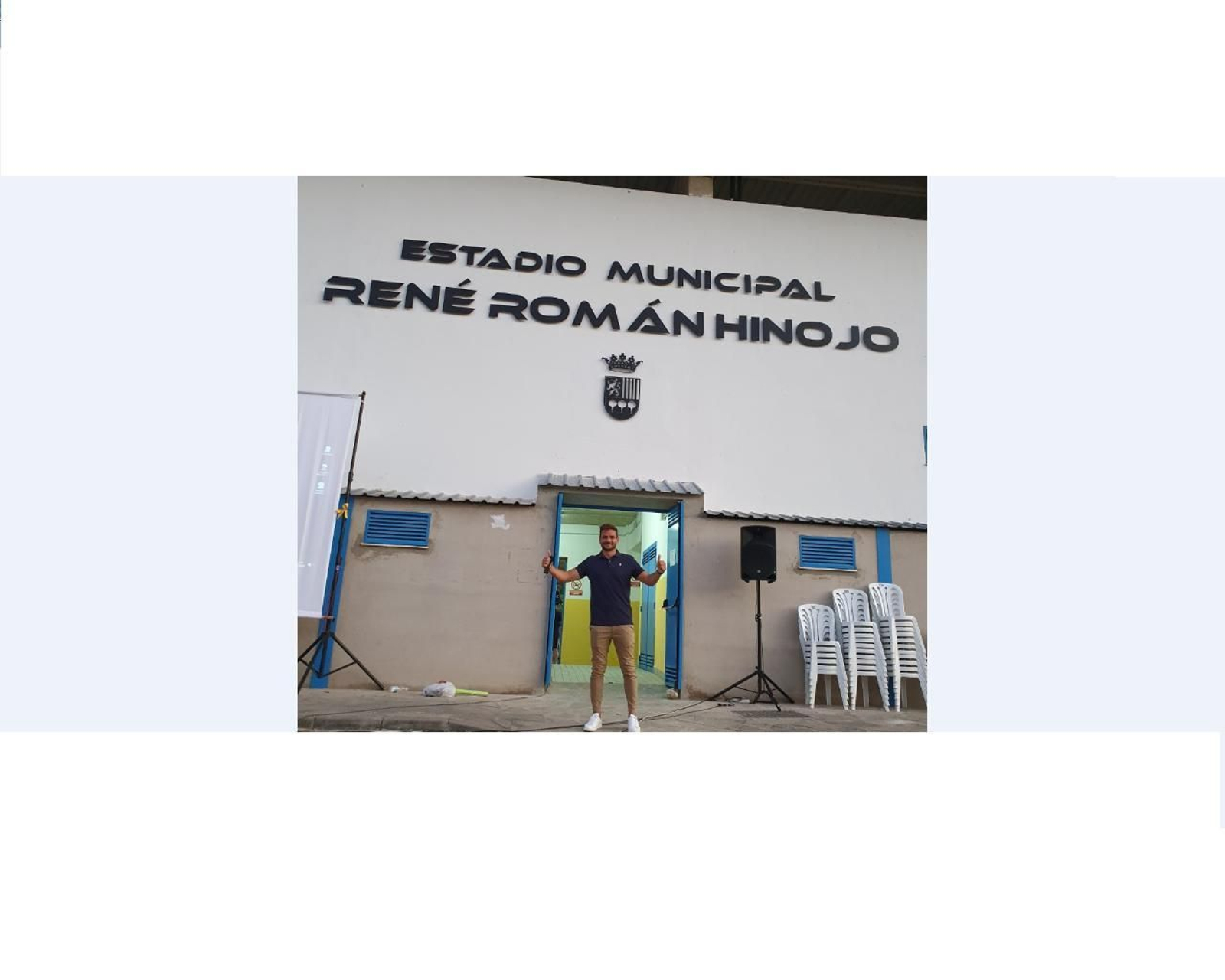 René posa junto a la fachada del Municipal de El Bosque, ahora con su nombre.