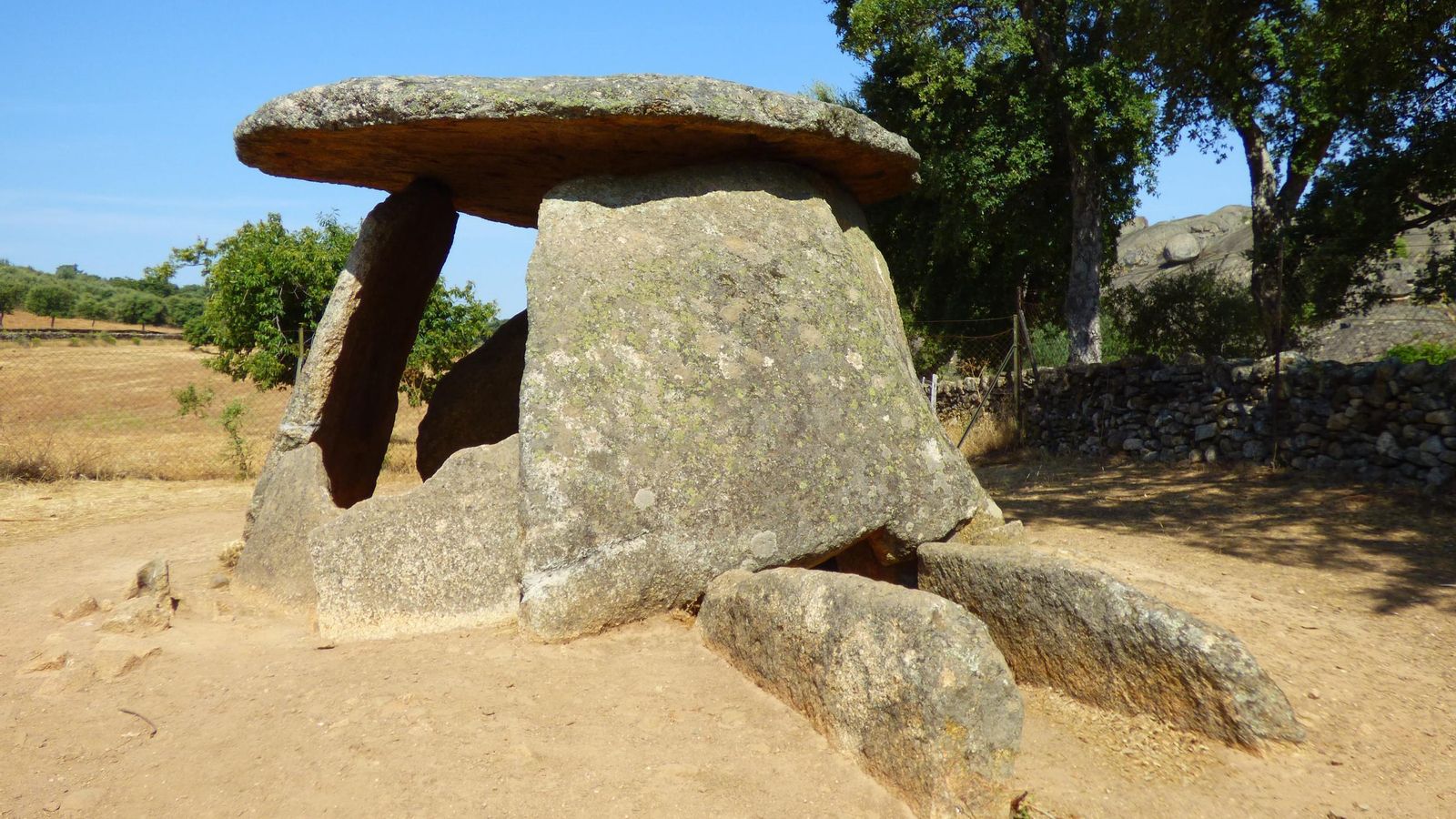 Anta de la Marquesa, una de las antas alentejanas localizada en Valencia de Alcántara (provincia de Cáceres) Anta de la Marquesa, una de las antas alentejanas localizada en Valencia de Alcántara (provincia de Cáceres)