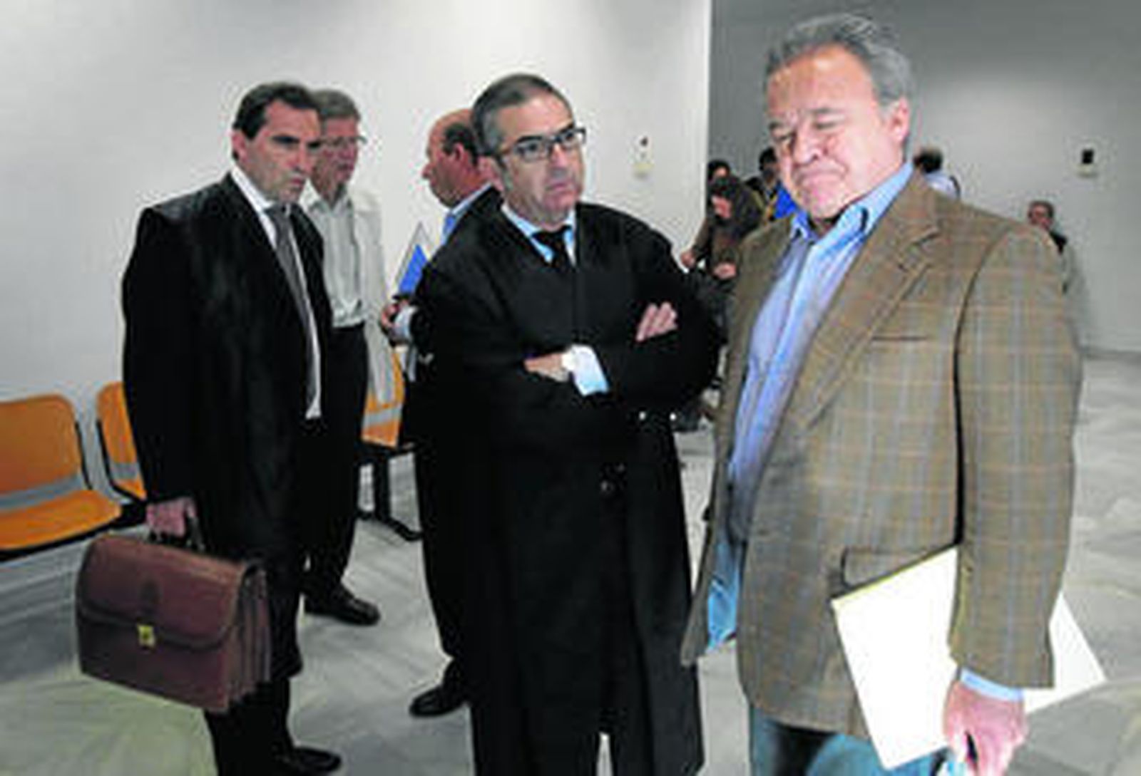 Pedro Pacheco y Felipe Meléndez, a la espera de que comenzara una jornada del juicio. Tras ellos, Gómez Grosso y José López.