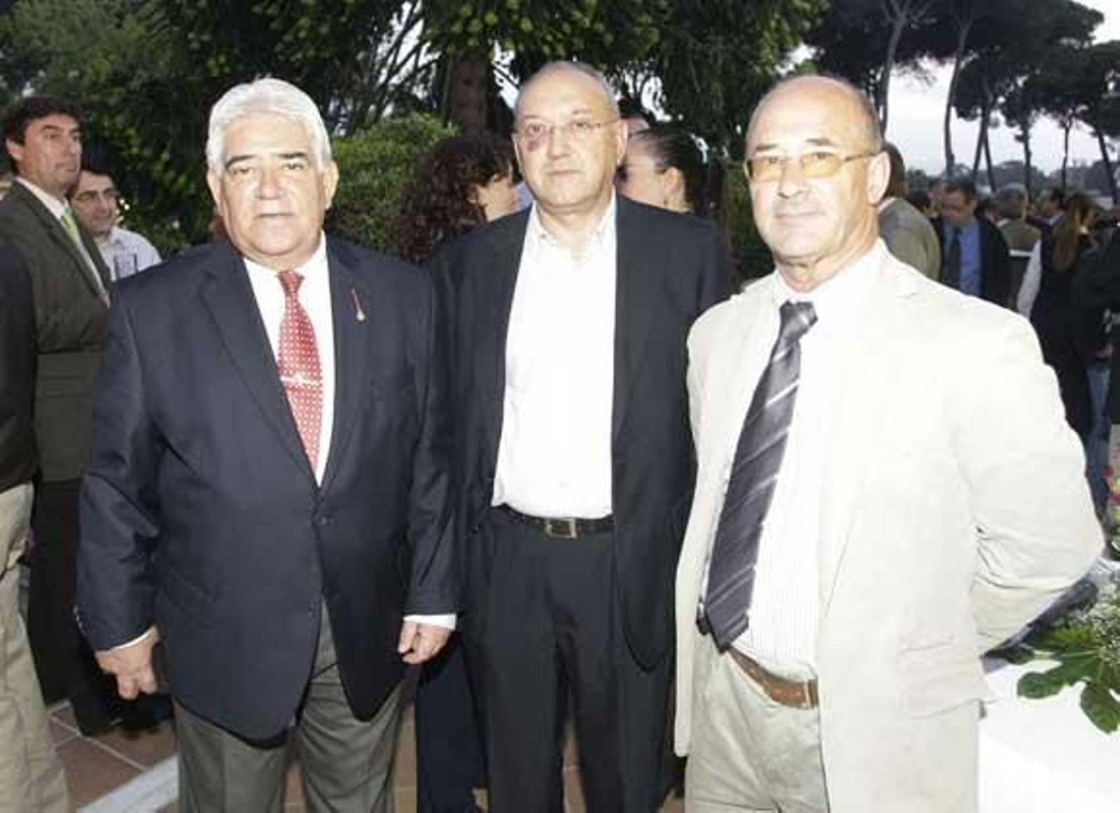 Antonio León (Gobernador Militar del Campo de Gibraltar), Javier Fernández (Fundación Migres) y José María Berdial (Comandante Naval)

Foto: Erasmo Fenoy
