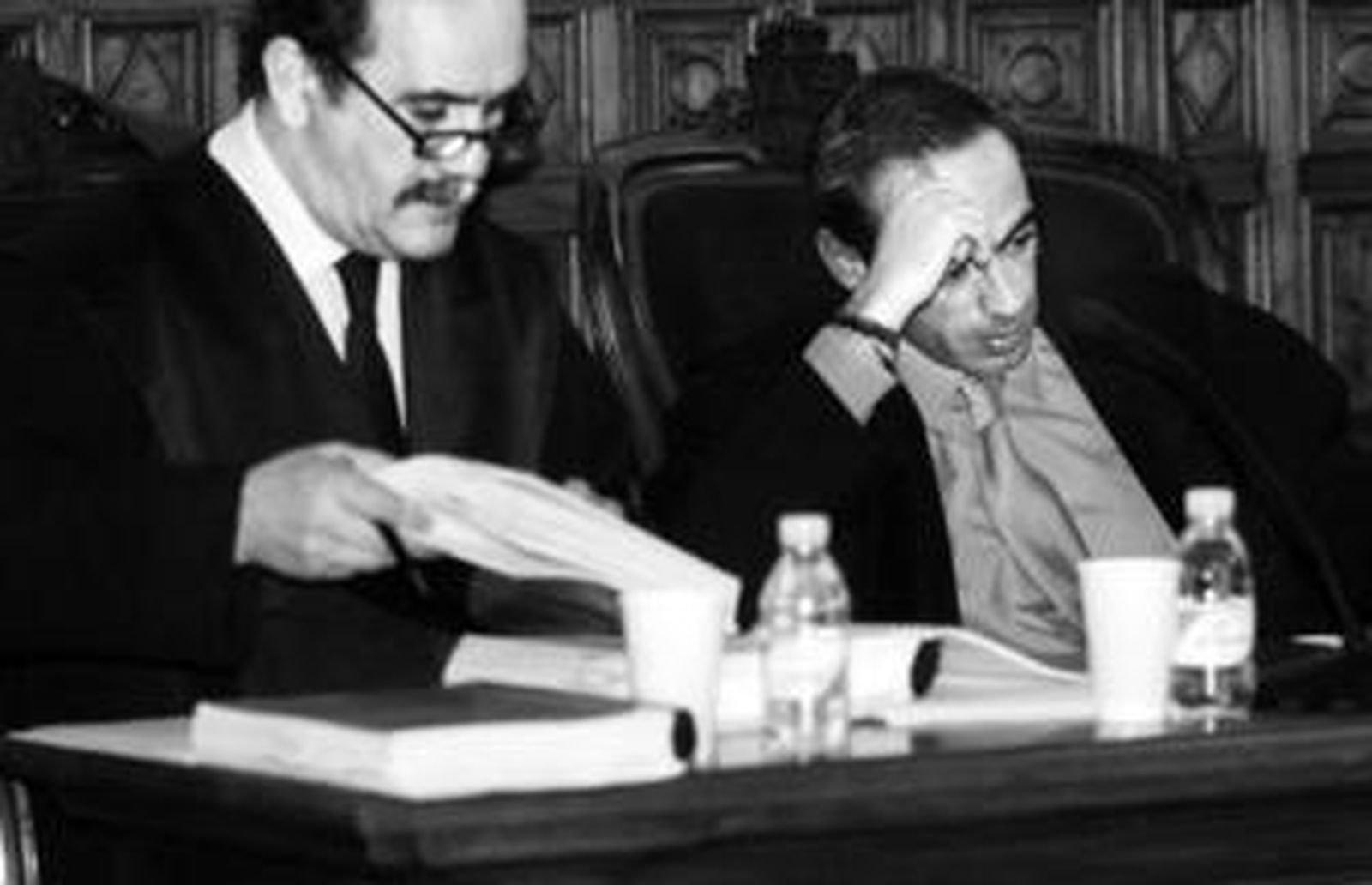 Francisco Javier de Urquía (dcha.), junto a José Aníbal, abogado de Juan Antonio Roca, ayer en Granada.