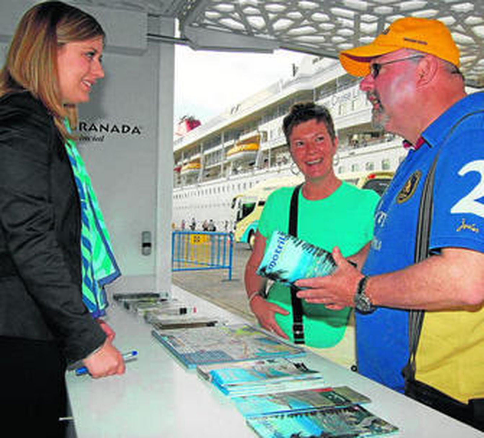 Dos cruceristas se informan en el Puerto de Motril.