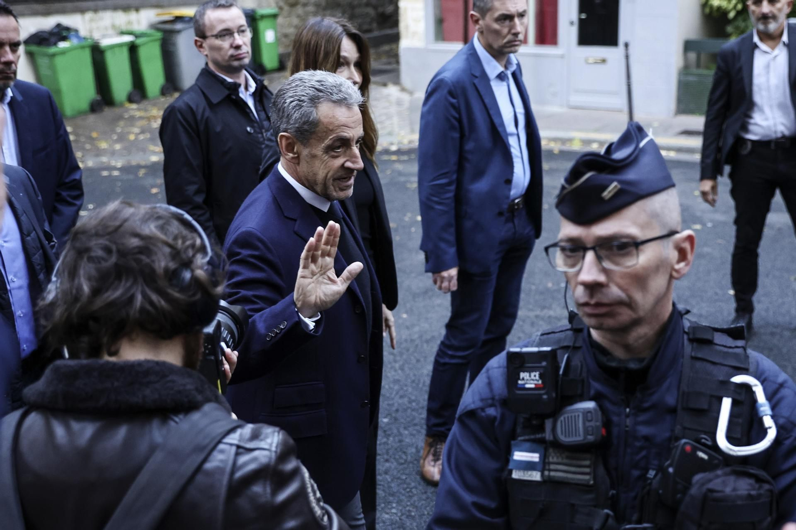 Nicolás Sarkozy, saliendo de su casa del día de su ingreso en prisión.